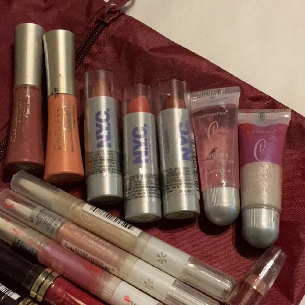NEW 18 piece Assorted Women’s Makeup Kit in Burgundy - Mixed Brand Collection - Picture 4 of 5